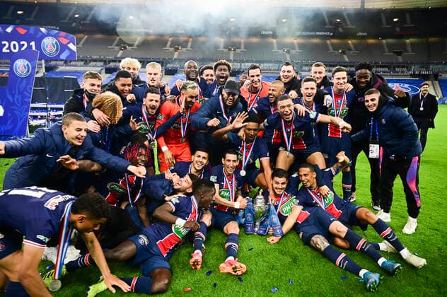 Joie des joueurs du PSG avec le trophee brandit par le capitaine Marquinhos (PSG) Kylian Mbappe (PSG) Neymar Jr (PSG) FOOTBALL : Finale de la Coupe de France - Monaco vs PSG - 19 05 2021 JBAutissier Panoramic 