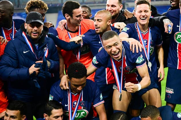 Joie des joueurs du PSG avec le trophee brandit par le capitaine Marquinhos (PSG) Kylian Mbappe (PSG) Neymar Jr (PSG) FOOTBALL : Finale de la Coupe de France - Monaco vs PSG - 19 05 2021 JBAutissier Panoramic 