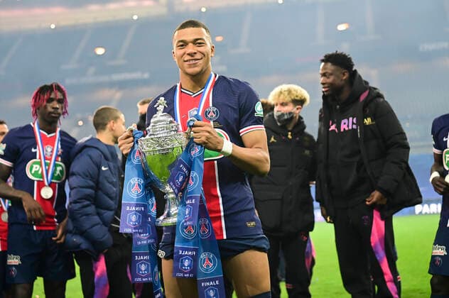 Joie des joueurs du PSG avec le trophee Kylian Mbappe (PSG) FOOTBALL : Finale de la Coupe de France - Monaco vs PSG - 19 05 2021 JBAutissier Panoramic 