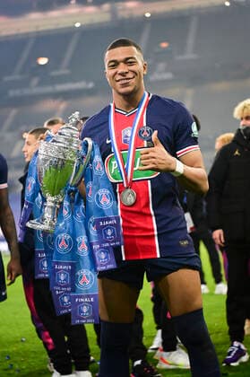 Joie des joueurs du PSG avec le trophee Kylian Mbappe (PSG) FOOTBALL : Finale de la Coupe de France - Monaco vs PSG - 19 05 2021 JBAutissier Panoramic 