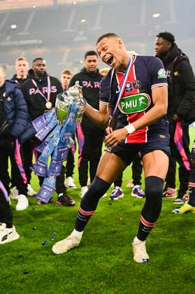 Joie des joueurs du PSG avec le trophee Kylian Mbappe (PSG) FOOTBALL : Finale de la Coupe de France - Monaco vs PSG - 19 05 2021 JBAutissier Panoramic 