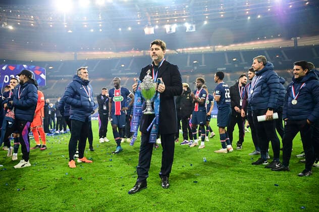 Joie des joueurs du PSG avec le trophee Mauricio Pochettino - Entraineur (PSG) FOOTBALL : Finale de la Coupe de France - Monaco vs PSG - 19 05 2021 JBAutissier Panoramic 