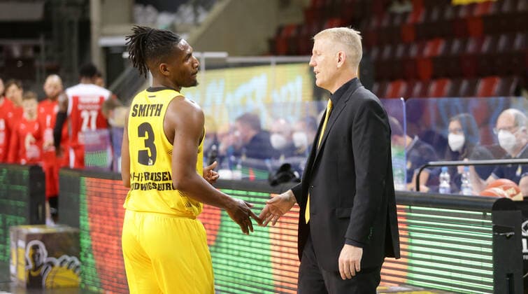 Ludwigsburg , Basketball easyCredit BBL Bundesliga ,Viertelfinale Spiel 1 , MHP RIESEN Ludwigsburg vs. Brose Bamberg , von links: Jaleen Smith ( Riesen ) Trainer John Patrick ( Riesen )