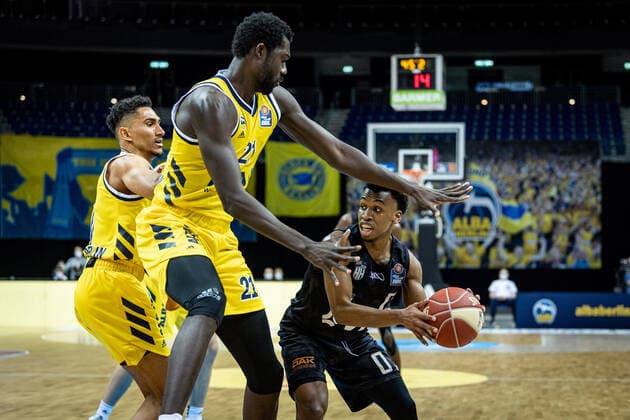Basketball Berlin 20.05.2021 1. Bundesliga easyCredit-BBL BBL Saison 2020 2021 Playoffs Viertelfinale Spiel 1 Alba Berlin - Hamburg Towers T.J. Shorts (Hamburg, No.00) Christ Koumadje (Alba Berlin, No.21)