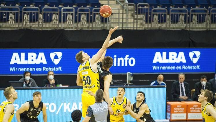v l Ben Lammers Alba 50, Kotsar, 20 05 2021, BBL, Alba Berlin vs Hamburg Towers, at Mercedes Benz Arena, GER, Berlin, BBL,20 05 2021, BBL, Playoff VF, Alba vs Hamburg Towers Berlin Copyright: xUwexKoch Eibner-Pressefotox EP_UKH