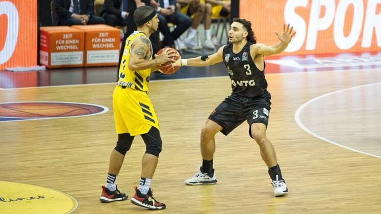 v l Peyton Siva Alba 3, Max DiLeo 3 Hamburg T, 20 05 2021, BBL, Alba Berlin vs Hamburg Towers, at Mercedes Benz Arena, GER, Berlin, BBL,20 05 2021, BBL, Playoff VF, Alba vs Hamburg Towers Berlin Copyright: xUwexKoch Eibner-Pressefotox EP_UKH