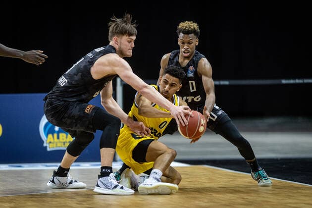 Basketball Berlin 20 05 2021 1 Bundesliga easyCredit BBL BBL Season 2020 2021 Playoffs Quarterfinals Game 1 Alba Berlin Hamburg Towers Maodo Lo Alba Berlin, No 00 T J Shorts Hamburg, No 00 Maik Kotsar Hamburg, No 11