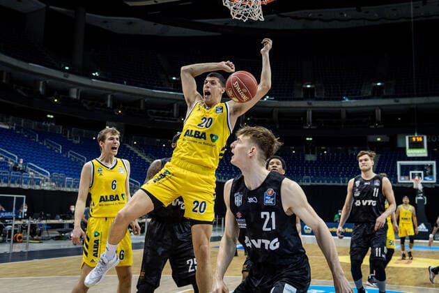 Basketball Berlin 20 05 2021 1 Bundesliga easyCredit BBL BBL Season 2020 2021 Playoffs Quarterfinals Game 1 Alba Berlin Hamburg Towers Simone Fontecchio Alba Berlin, No 20 Justus Hollatz Hamburg, No 21