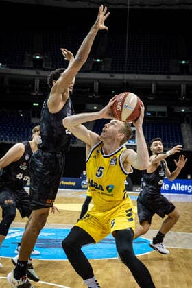 Basketball Berlin 20 05 2021 1 Bundesliga easyCredit BBL BBL Season 2020 2021 Playoffs Quarterfinals Game 1 Alba Berlin Hamburg Towers Niels Giffey Alba Berlin, No 05 Kameron Taylor Hamburg, No 07