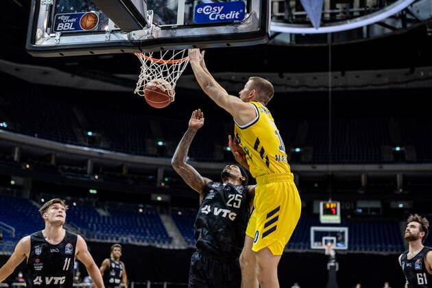 Basketball Berlin 20 05 2021 1 Bundesliga easyCredit BBL BBL Season 2020 2021 Playoffs Quarterfinals Game 1 Alba Berlin Hamburg Towers Tim Schneider Alba Berlin, No 10 Terry Allen Hamburg, No 25