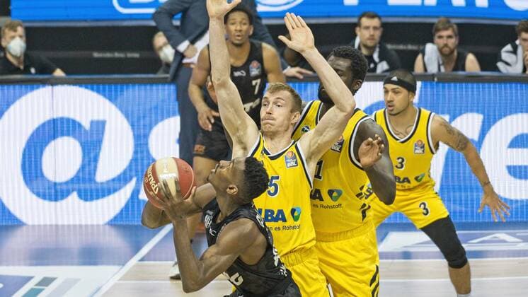 v l Kameron Taylor 7 Hamburg T, Niels Giffey Alba 5, 20 05 2021, BBL, Alba Berlin vs Hamburg Towers, at Mercedes Benz Arena, GER, Berlin, BBL,20 05 2021, BBL, Playoff VF, Alba vs Hamburg Towers Berlin Copyright: xUwexKoch Eibner-Pressefotox EP_UKH