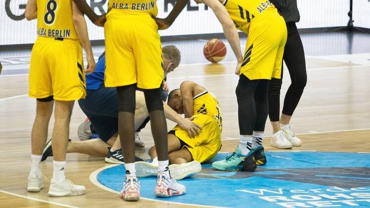 Louis Olinde Alba 19, injured, 20 05 2021, BBL, Alba Berlin vs Hamburg Towers, at Mercedes Benz Arena, GER, Berlin, BBL,20 05 2021, BBL, Playoff VF, Alba vs Hamburg Towers Berlin Copyright: xUwexKoch Eibner-Pressefotox EP_UKH