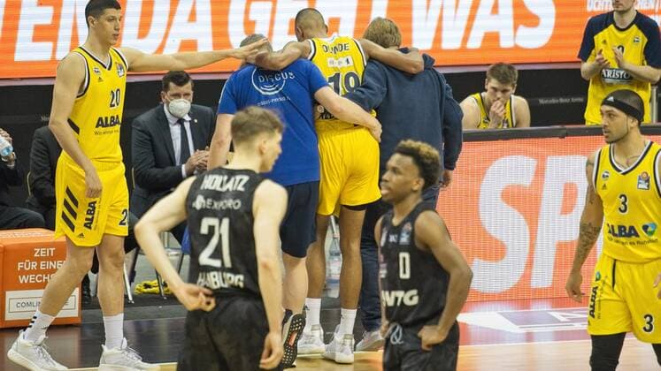 Louis Olinde Alba 19, leaves the court injured, 20 05 2021, BBL, Alba Berlin vs Hamburg Towers, at Mercedes Benz Arena, GER, Berlin, BBL,20 05 2021, BBL, Playoff VF, Alba vs Hamburg Towers Berlin Copyright: xUwexKoch Eibner-Pressefotox EP_UKH