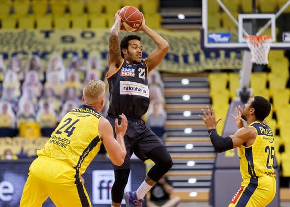 Oldenburg, Lower Saxony, DEU, 20 05 2021, Troy Caupain center, Ratiopharm Ulm , Rasid Mahalbasic left, EWE Baskets Oldenburg unnd Phil Pressey right, EWE Baskets Oldenburg EWE Baskets Oldenburg vs Ratiopharm Ulm Basketball Bundesliga Playoffs Quarterfinal 1 Matchday, Grosse EWE Arena Playoffs EWE Baskets Oldenburg vs Ratiopharm Ulm www.andreas-burmann.de