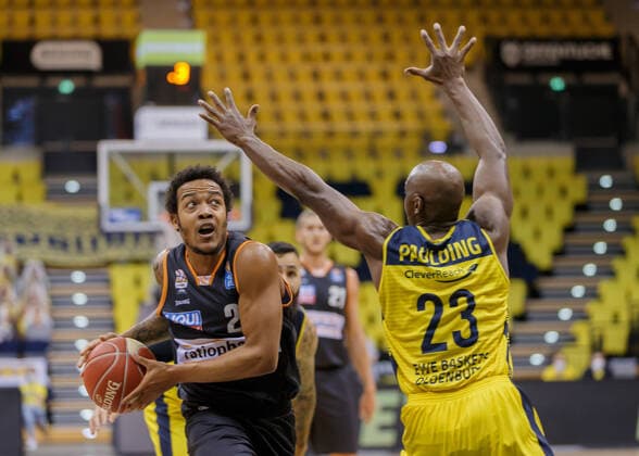 Oldenburg, Lower Saxony, DEU, 20 05 2021, Troy Caupain left, Ratiopharm Ulm and Rickey Paulding right, EWE Baskets Oldenburg EWE Baskets Oldenburg vs Ratiopharm Ulm Basketball Bundesliga Playoffs Quarterfinals 1 Game Day, Great EWE Arena Playoffs EWE Baskets Oldenburg vs Ratiopharm Ulm www.andreas-burmann.de