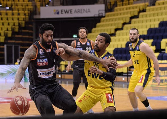 Cameron CLARK 3 ratiopharm ulm , Phil PRESSEY 25 EWE Baskets Oldenburg during the game EWE Baskets Oldenburg vs ratiopharm Ulm, Basketball, Bundesliga, 20 05 2021, Season 2020 2021, Playoffs, Quarterfinals, 1 Matchday Copyright xErikxHillmer EIBNERx EP ehr EWE Baskets Oldenburg vs ratiopharm Ulm, Basketball, Bundesliga, 20 05 2021, Season 2020 2021, Playoffs, Quarterfinals, 1 Matchday Oldenburg Copyright: xErikxHillmer EIBNERx EP_ehr