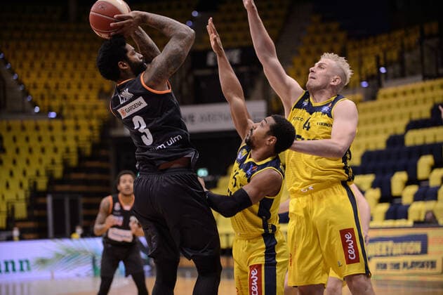 Cameron CLARK 3 ratiopharm ulm , Phil PRESSEY 25 EWE Baskets Oldenburg , Rasid MAHALBASIC 24 EWE Baskets Oldenburg during the game EWE Baskets Oldenburg vs ratiopharm Ulm, Basketball, Bundesliga, 20 05 2021, Season 2020 2021, Playoffs, Quarterfinals, 1 Matchday Copyright xErikxHillmer EIBNERx EP ehr EWE Baskets Oldenburg vs ratiopharm Ulm, Basketball, Bundesliga, 20 05 2021, Season 2020 2021, Playoffs, Quarterfinals, 1 Matchday Oldenburg Copyright: xErikxHillmer EIBNERx EP_ehr