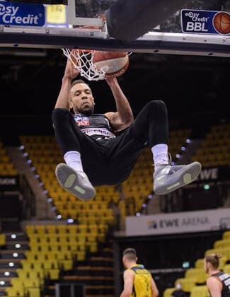 Isaiah WILKINS 11 ratiopharm ulm dunk spectacularly against Rasid MAHALBASIC 24 EWE Baskets Oldenburg during the game EWE Baskets Oldenburg vs ratiopharm Ulm, Basketball, Bundesliga, 20 05 2021, Season 2020 2021, Playoffs, Quarterfinals, 1 Matchday Copyright xErikxHillmer EIBNERx EP ehr EWE Baskets Oldenburg vs ratiopharm Ulm, Basketball, Bundesliga, 20 05 2021, Season 2020 2021, Playoffs, Quarterfinals, 1 Matchday Oldenburg Copyright: xErikxHillmer EIBNERx EP_ehr