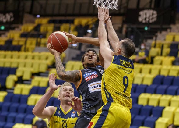 Oldenburg, Lower Saxony, DEU, 20 05 2021, Troy Caupain center, Ratiopharm Ulm , Karsten Tadda right, EWE Baskets Oldenburg and Rasid Mahalbasic left, EWE Baskets Oldenburg EWE Baskets Oldenburg vs Ratiopharm Ulm Basketball Bundesliga Playoffs Quarterfinals Day 1, Grosse EWE Arena Playoffs EWE Baskets Oldenburg vs Ratiopharm Ulm www.andreas-burmann.de
