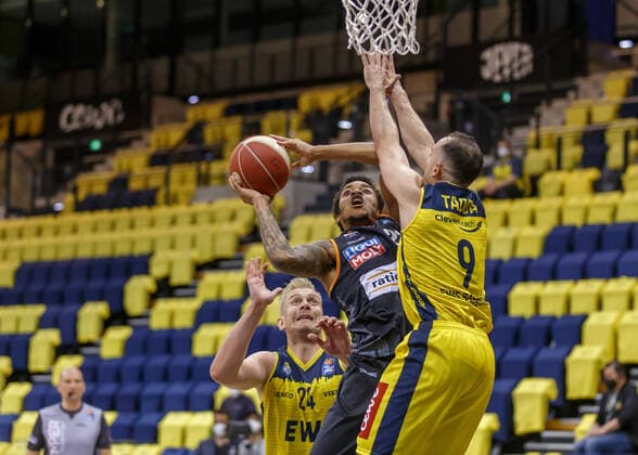 Oldenburg, Lower Saxony, DEU, 20 05 2021, Troy Caupain center, Ratiopharm Ulm , Karsten Tadda right, EWE Baskets Oldenburg and Rasid Mahalbasic left, EWE Baskets Oldenburg EWE Baskets Oldenburg vs Ratiopharm Ulm Basketball Bundesliga Playoffs Quarterfinals Day 1, Grosse EWE Arena Playoffs EWE Baskets Oldenburg vs Ratiopharm Ulm www.andreas-burmann.de