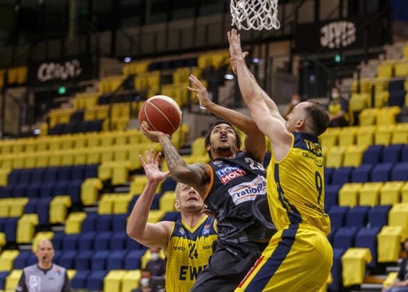 Oldenburg, Lower Saxony, DEU, 20 05 2021, Troy Caupain center, Ratiopharm Ulm , Karsten Tadda right, EWE Baskets Oldenburg and Rasid Mahalbasic left, EWE Baskets Oldenburg EWE Baskets Oldenburg vs Ratiopharm Ulm Basketball Bundesliga Playoffs Quarterfinals Day 1, Grosse EWE Arena Playoffs EWE Baskets Oldenburg vs Ratiopharm Ulm www.andreas-burmann.de