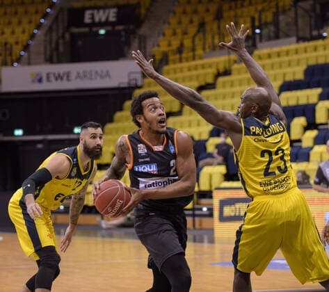 Troy CAUPAIN 23 ratiopharm ulm pulls to the basket against Rickey PAULDING 23 EWE Baskets Oldenburg during the game EWE Baskets Oldenburg vs ratiopharm Ulm, Basketball, Bundesliga, 20 05 2021, Season 2020 2021, Playoffs, Quarterfinals, 1 matchday Copyright xErikxHillmer EIBNERx EP ehr EWE Baskets Oldenburg vs ratiopharm Ulm, Basketball, Bundesliga, 20 05 2021, Season 2020 2021, Playoffs, Quarterfinals, 1 matchday Oldenburg Copyright: xErikxHillmer EIBNERx EP_ehr