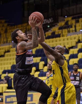 Troy CAUPAIN 23 ratiopharm ulm pulls to the basket against Rickey PAULDING 23 EWE Baskets Oldenburg during the game EWE Baskets Oldenburg vs ratiopharm Ulm, Basketball, Bundesliga, 20 05 2021, Season 2020 2021, Playoffs, Quarterfinals, 1 matchday Copyright xErikxHillmer EIBNERx EP ehr EWE Baskets Oldenburg vs ratiopharm Ulm, Basketball, Bundesliga, 20 05 2021, Season 2020 2021, Playoffs, Quarterfinals, 1 matchday Oldenburg Copyright: xErikxHillmer EIBNERx EP_ehr