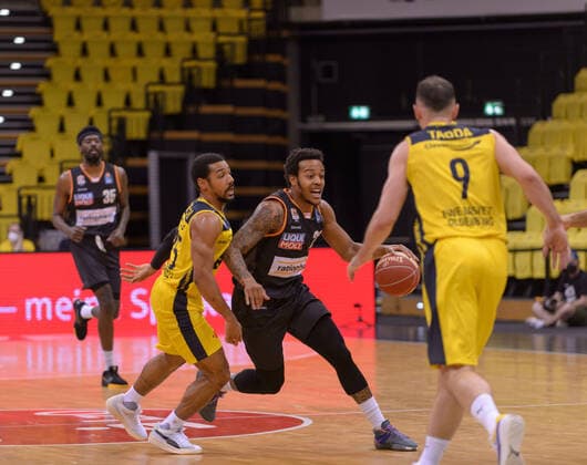 Phil PRESSEY 25 EWE Baskets Oldenburg , Troy CAUPAIN 23 ratiopharm ulm , Karsten TADDA 9 EWE Baskets Oldenburg during the game EWE Baskets Oldenburg vs ratiopharm Ulm, Basketball, Bundesliga, 20 05 2021, Season 2020 2021, Playoffs, Quarterfinals, 1 Matchday Copyright xErikxHillmer EIBNERx EP ehr EWE Baskets Oldenburg vs ratiopharm Ulm, Basketball, Bundesliga, 20 05 2021, Season 2020 2021, Playoffs, Quarterfinals, 1 Matchday Oldenburg Copyright: xErikxHillmer EIBNERx EP_ehr