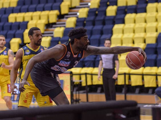 Aric HOLMAN 35 ratiopharm ulm just catches the ball during the match EWE Baskets Oldenburg vs ratiopharm Ulm, Basketball, Bundesliga, 20 05 2021, Season 2020 2021, Playoffs, Quarterfinals, 1 Matchday Copyright xErikxHillmer EIBNERx EP ehr EWE Baskets Oldenburg vs ratiopharm Ulm, Basketball, Bundesliga, 20 05 2021, Season 2020 2021, Playoffs, Quarterfinals, 1 Matchday Oldenburg Copyright: xErikxHillmer EIBNERx EP_ehr
