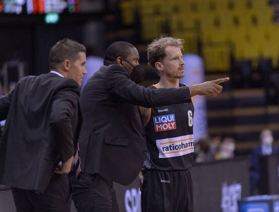 Jaka LAKOVIC coach head coach ratiopharm ulm and Tyron MCCOY co coach assistant coach ratiopharm ulm give instructions to Per GÜNTHER GUENTHER 6 ratiopharm ulm before substitution during the match EWE Baskets Oldenburg vs ratiopharm Ulm, Basketball, Bundesliga, 20 05 2021, season 2020 2021, playoffs, quarterfinals, 1 matchday Copyright xErikxHillmer EIBNERx EP ehr EWE Baskets Oldenburg vs ratiopharm Ulm, basketball, Bundesliga, 20 05 2021, season 2020 2021, playoffs, quarterfinals, 1 matchday Oldenburg Copyright: xErikxHillmer EIBNERx EP_ehr