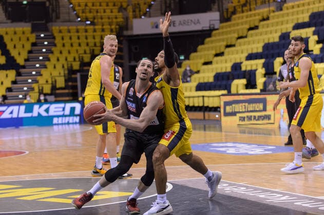 John PETRUCELLI 7 ratiopharm ulm , Phil PRESSEY 25 EWE Baskets Oldenburg during the game EWE Baskets Oldenburg vs ratiopharm Ulm, Basketball, Bundesliga, 20 05 2021, Season 2020 2021, Playoffs, Quarterfinals, 1 matchday Copyright xErikxHillmer EIBNERx EP ehr EWE Baskets Oldenburg vs ratiopharm Ulm, Basketball, Bundesliga, 20 05 2021, Season 2020 2021, Playoffs, Quarterfinals, 1 matchday Oldenburg Copyright: xErikxHillmer EIBNERx EP_ehr