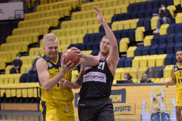 Rasid MAHALBASIC 24 EWE Baskets Oldenburg pulls to the basket against Dylan OSETKOWSKI 21 ratiopharm ulm during the game EWE Baskets Oldenburg vs ratiopharm Ulm, Basketball, Bundesliga, 20 05 2021, Season 2020 2021, Playoffs, Quarterfinals, 1 Matchday Copyright xErikxHillmer EIBNERx EP ehr EWE Baskets Oldenburg vs ratiopharm Ulm, Basketball, Bundesliga, 20 05 2021, Season 2020 2021, Playoffs, Quarterfinals, 1 Matchday Oldenburg Copyright: xErikxHillmer EIBNERx EP_ehr