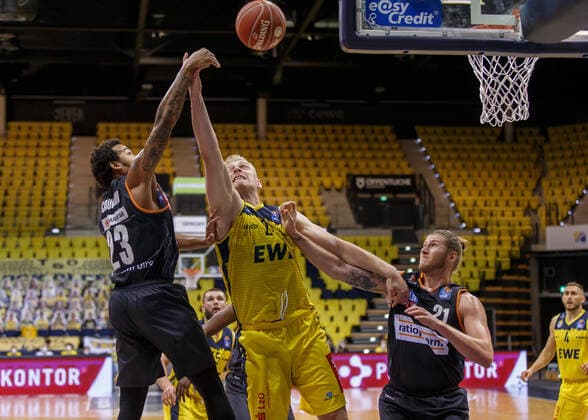 Oldenburg, Lower Saxony, DEU, 20 05 2021, Rasid Mahalbasic center, EWE Baskets Oldenburg , Dylan Osetkowski left, Ratiopharm Ulm and Troy Caupain left, Ratiopharm Ulm EWE Baskets Oldenburg vs Ratiopharm Ulm Basketball Bundesliga Playoffs Quarterfinal 1 Game Day, Grosse EWE Arena Playoffs EWE Baskets Oldenburg vs Ratiopharm Ulm www.andreas-burmann.de