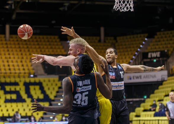 Oldenburg, Lower Saxony, DEU, 20 05 2021, Rasid Mahalbasic center, EWE Baskets Oldenburg , Aric Holman left, Ratiopharm Ulm and Andreas Obst right, Ratiopharm Ulm EWE Baskets Oldenburg vs Ratiopharm Ulm Basketball Bundesliga Playoffs Quarterfinals 1 Game Day, Great EWE Arena Playoffs EWE Baskets Oldenburg vs Ratiopharm Ulm www.andreas-burmann.de