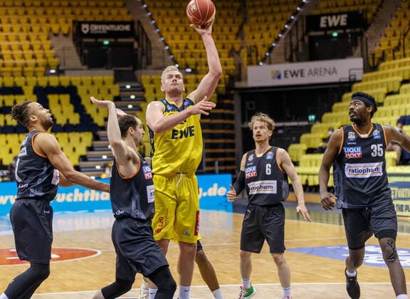 Oldenburg, Lower Saxony, DEU, 20 05 2021, Rasid Mahalbasic center, EWE Baskets Oldenburg and from left , Demitrius Conger Ratiopharm Ulm , John Petrucelli Ratiopharm Ulm , Per Günther Ratiopharm Ulm and Aric Holman Ratiopharm Ulm EWE Baskets Oldenburg vs Ratiopharm Ulm Basketball Bundesliga Playoffs Quarterfinals 1 Matchday, Great EWE Arena Playoffs EWE Baskets Oldenburg vs Ratiopharm Ulm www.andreas-burmann.de