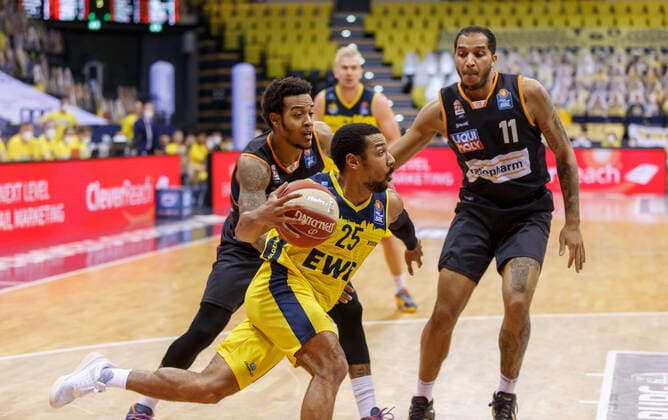 Oldenburg, Lower Saxony, DEU, 20 05 2021, Phil Pressey center, EWE Baskets Oldenburg , Troy Caupain left, Ratiopharm Ulm and Isaiah Wilkins right, Ratiopharm Ulm EWE Baskets Oldenburg vs Ratiopharm Ulm Basketball Bundesliga Playoffs Quarterfinals 1 Game Day, Grosse EWE Arena Playoffs EWE Baskets Oldenburg vs Ratiopharm Ulm www.andreas-burmann.de