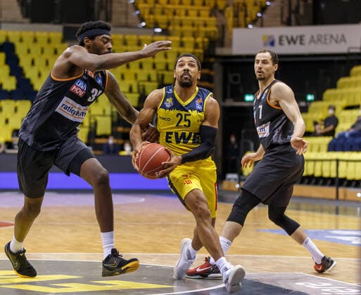 Oldenburg, Lower Saxony, DEU, 20 05 2021, Phil Pressey center, EWE Baskets Oldenburg , Aric Holman left, Ratiopharm Ulm and John Petrucelli right, Ratiopharm Ulm EWE Baskets Oldenburg vs Ratiopharm Ulm Basketball Bundesliga Playoffs Quarterfinals 1 Game Day, Grosse EWE Arena Playoffs EWE Baskets Oldenburg vs Ratiopharm Ulm www.andreas-burmann.de