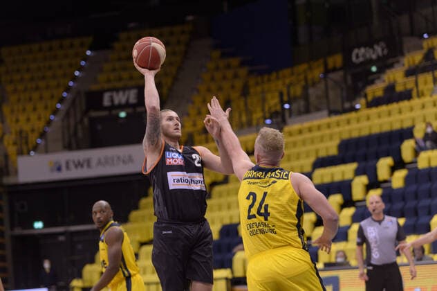 Dylan OSETKOWSKI 21 ratiopharm ulm , Rasid MAHALBASIC 24 EWE Baskets Oldenburg during the game EWE Baskets Oldenburg vs ratiopharm Ulm, Basketball, Bundesliga, 20 05 2021, Season 2020 2021, Playoffs, Quarterfinals, 1 matchday Copyright xErikxHillmer EIBNERx EP ehr EWE Baskets Oldenburg vs ratiopharm Ulm, Basketball, Bundesliga, 20 05 2021, Season 2020 2021, Playoffs, Quarterfinals, 1 matchday Oldenburg Copyright: xErikxHillmer EIBNERx EP_ehr