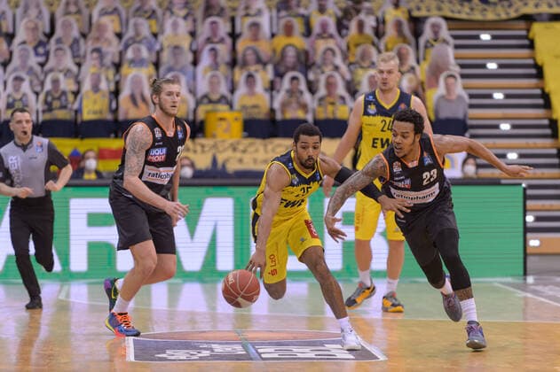 Phil PRESSEY 25 EWE Baskets Oldenburg and Troy CAUPAIN 23 ratiopharm ulm battle for the ball during the match EWE Baskets Oldenburg vs ratiopharm Ulm, Basketball, Bundesliga, 20 05 2021, Season 2020 2021, Playoffs, Quarterfinals, 1 matchday Copyright xErikxHillmer EIBNERx EP ehr EWE Baskets Oldenburg vs ratiopharm Ulm, Basketball, Bundesliga, 20 05 2021, Season 2020 2021, Playoffs, Quarterfinals, 1 matchday Oldenburg Copyright: xErikxHillmer EIBNERx EP_ehr