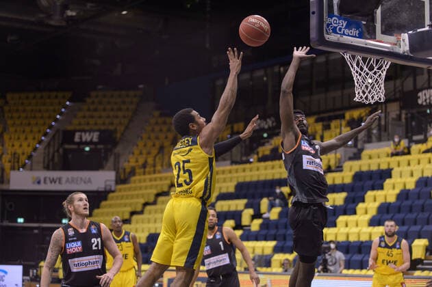 Aric HOLMAN 35 ratiopharm ulm blocks Phil PRESSEY 25 EWE Baskets Oldenburg during the game EWE Baskets Oldenburg vs ratiopharm Ulm, Basketball, Bundesliga, 20 05 2021, Season 2020 2021, Playoffs, Quarterfinals, 1 matchday Copyright xErikxHillmer EIBNERx EP ehr EWE Baskets Oldenburg vs ratiopharm Ulm, Basketball, Bundesliga, 20 05 2021, Season 2020 2021, Playoffs, Quarterfinals, 1 matchday Oldenburg Copyright: xErikxHillmer EIBNERx EP_ehr