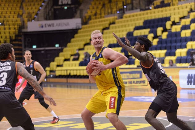 Rasid MAHALBASIC 24 EWE Baskets Oldenburg pulls to the basket against Aric HOLMAN 35 ratiopharm ulm during the game EWE Baskets Oldenburg vs ratiopharm Ulm, Basketball, Bundesliga, 20 05 2021, Season 2020 2021, Playoffs, Quarterfinals, 1 matchday Copyright xErikxHillmer EIBNERx EP ehr EWE Baskets Oldenburg vs ratiopharm Ulm, Basketball, Bundesliga, 20 05 2021, Season 2020 2021, Playoffs, Quarterfinals, 1 matchday Oldenburg Copyright: xErikxHillmer EIBNERx EP_ehr