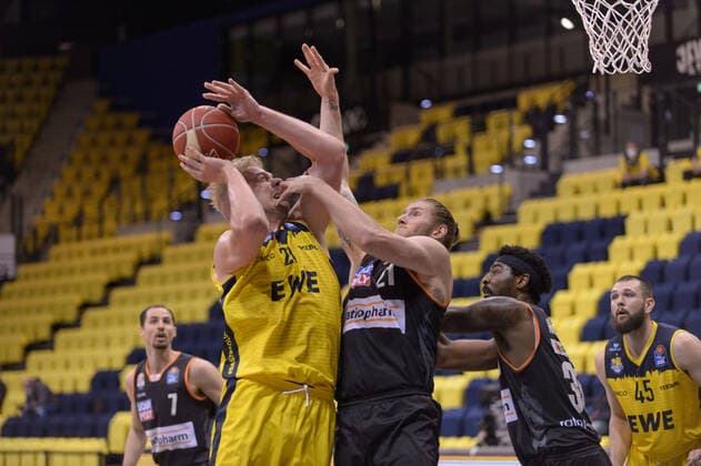 Rasid MAHALBASIC 24 EWE Baskets Oldenburg is blocked by Dylan OSETKOWSKI 21 ratiopharm ulm , Aric HOLMAN 35 ratiopharm ulm during the game EWE Baskets Oldenburg vs ratiopharm Ulm, Basketball, Bundesliga, 20 05 2021, Season 2020 2021, Playoffs, Quarterfinals, 1 Matchday Copyright xErikxHillmer EIBNERx EP ehr EWE Baskets Oldenburg vs ratiopharm Ulm, Basketball, Bundesliga, 20 05 2021, Season 2020 2021, Playoffs, Quarterfinals, 1 Matchday Oldenburg Copyright: xErikxHillmer EIBNERx EP_ehr