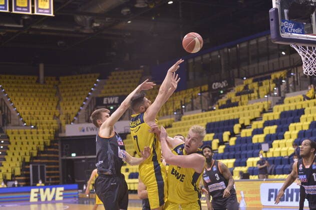 Marius STOLL 9 ratiopharm ulm , Sebastian HERRERA 7 EWE Baskets Oldenburg , Rasid MAHALBASIC 24 EWE Baskets Oldenburg during the game EWE Baskets Oldenburg vs ratiopharm Ulm, Basketball, Bundesliga, 20 05 2021, Season 2020 2021, Playoffs, Quarterfinals, 1 Matchday Copyright xErikxHillmer EIBNERx EP ehr EWE Baskets Oldenburg vs ratiopharm Ulm, Basketball, Bundesliga, 20 05 2021, Season 2020 2021, Playoffs, Quarterfinals, 1 Matchday Oldenburg Copyright: xErikxHillmer EIBNERx EP_ehr
