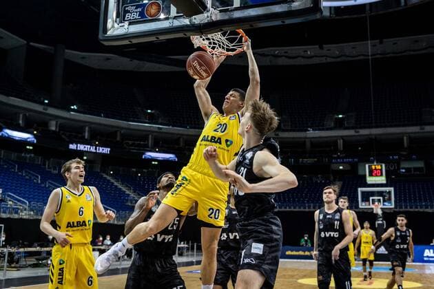 Basketball Berlin 20 05 2021 1 Bundesliga easyCredit BBL BBL Season 2020 2021 Playoffs Quarterfinals Game 1 Alba Berlin Hamburg Towers Simone Fontecchio Alba Berlin, No 20 Justus Hollatz Hamburg, No 21