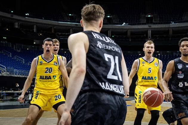 Basketball Berlin 20 05 2021 1 Bundesliga easyCredit BBL BBL Season 2020 2021 Playoffs Quarterfinals Game 1 Alba Berlin Hamburg Towers Simone Fontecchio Alba Berlin, No 20 Malte Delow Alba Berlin, No 06 Niels Giffey Alba Berlin, No 05 Cheers Justus Hollatz Hamburg, No 21