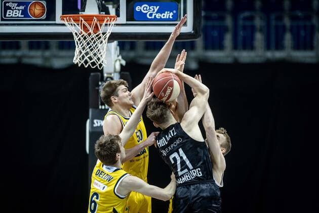 Basketball Berlin 20 05 2021 1 Bundesliga easyCredit BBL BBL Season 2020 2021 Playoffs Quarterfinals Game 1 Alba Berlin Hamburg Towers Justus Hollatz Hamburg, No 21 Ben Lammers Alba Berlin, No 50 Malte Delow Alba Berlin, No 06 Niels Giffey Alba Berlin, No 05