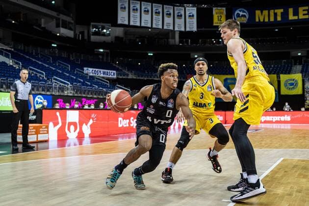 Basketball Berlin 20 05 2021 1 Bundesliga easyCredit BBL BBL Season 2020 2021 Playoffs Quarterfinals Game 1 Alba Berlin Hamburg Towers T J Shorts Hamburg, No 00 Ben Lammers Alba Berlin, No 50 Peyton Siva Alba Berlin, No 03