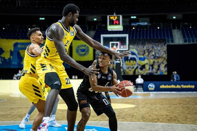 Basketball Berlin 20 05 2021 1 Bundesliga easyCredit BBL BBL Season 2020 2021 Playoffs Quarterfinals Game 1 Alba Berlin Hamburg Towers T J Shorts Hamburg, No 00 Christ Koumadje Alba Berlin, No 21