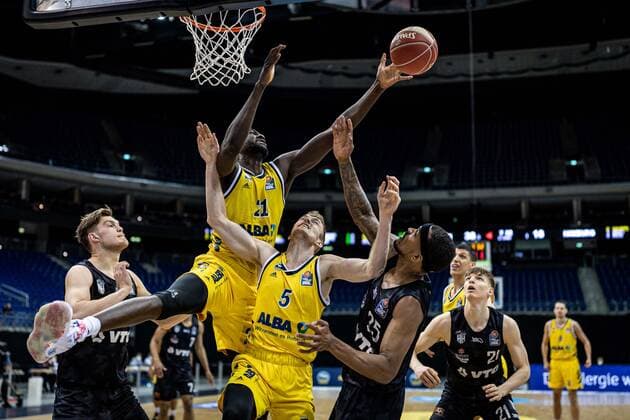 Basketball Berlin 20 05 2021 1 Bundesliga easyCredit BBL BBL Season 2020 2021 Playoffs Quarterfinals Game 1 Alba Berlin Hamburg Towers Christ Koumadje Alba Berlin, No 21 Niels Giffey Alba Berlin, No 05 Terry Allen Hamburg, No 25 Maik Kotsar Hamburg, No 11 li Justus Hollatz Hamburg, No 21