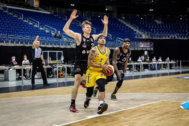 Basketball Berlin 20 05 2021 1 Bundesliga easyCredit BBL BBL Season 2020 2021 Playoffs Quarterfinals Game 1 Alba Berlin Hamburg Towers Peyton Siva Alba Berlin, No 03 Justus Hollatz Hamburg, No 21